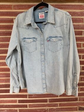 Levi's Classic Fit Light Wash Blue Denim Western Pearl Snap Shirt